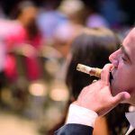 7. Alexander Sarante distruta de un cigarro en el Rum & Cigar Fest de Camp David