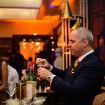 brian-van-flandern-mientras-prepara-un-interesante-coctel
