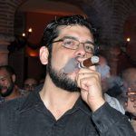 Miguel Macias disfruta un cigarro