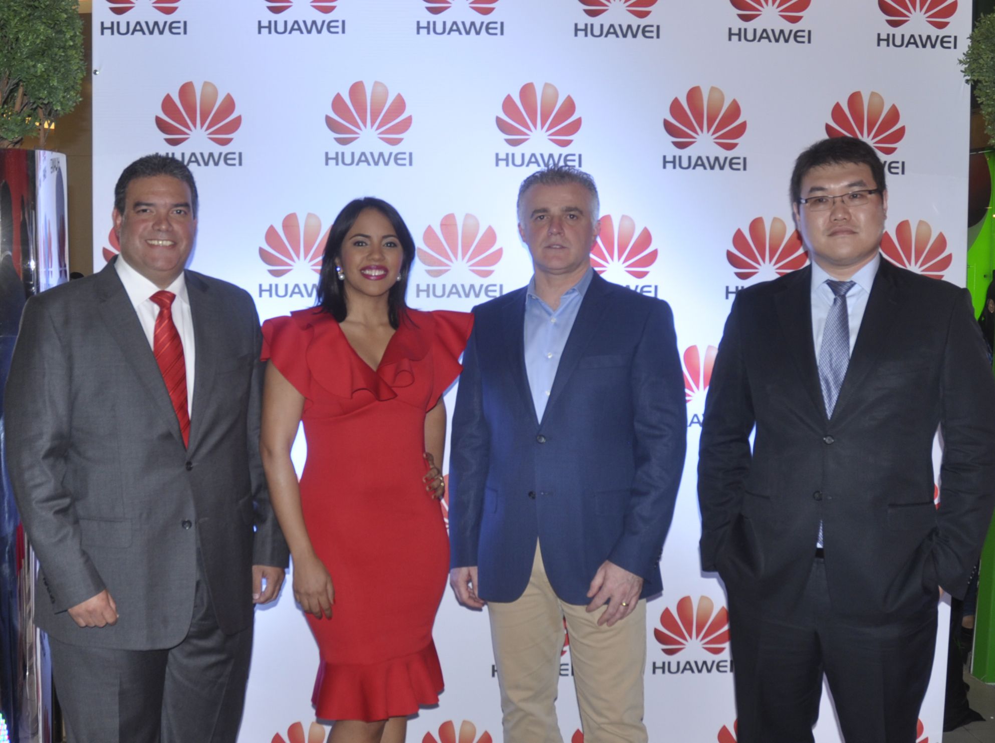 Huawei inaugura centro de servicio