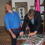 Jake Kheel le firma una Ritmo Social a Eladio Fernandez