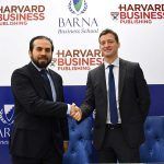 Ryan Larrauri y Luciano Durini durante la firma del convenio