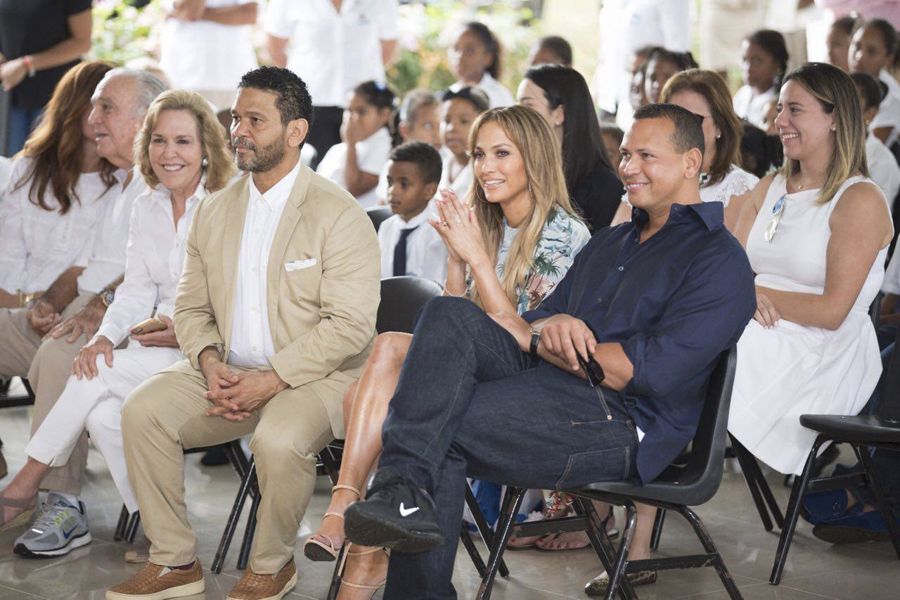 Jlo y Alex Rodríguez visitan Fundación MIR