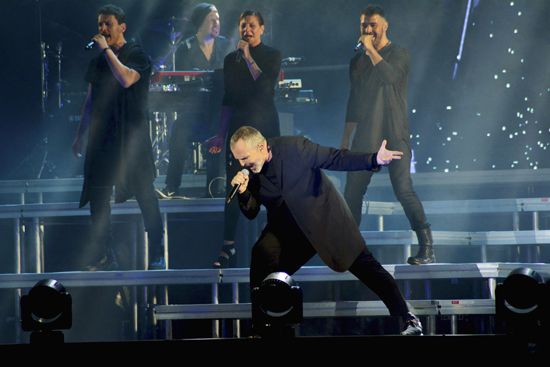 Miguel Bosé llena de emoción el palacio de los deportes