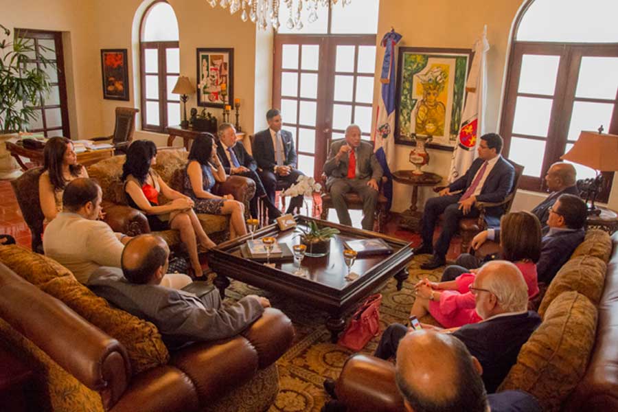 David Collado ofrece almuerzo a alcalde de Miami