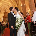 Beso al salir de la iglesia e1503085538789