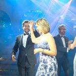 Novios Bailando con sus padres