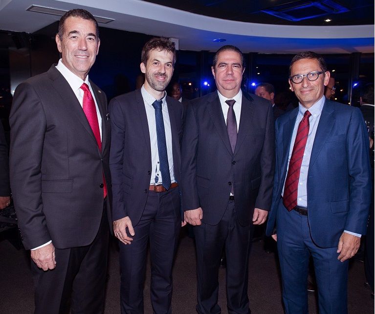 Banco Popular ofrece cena en París