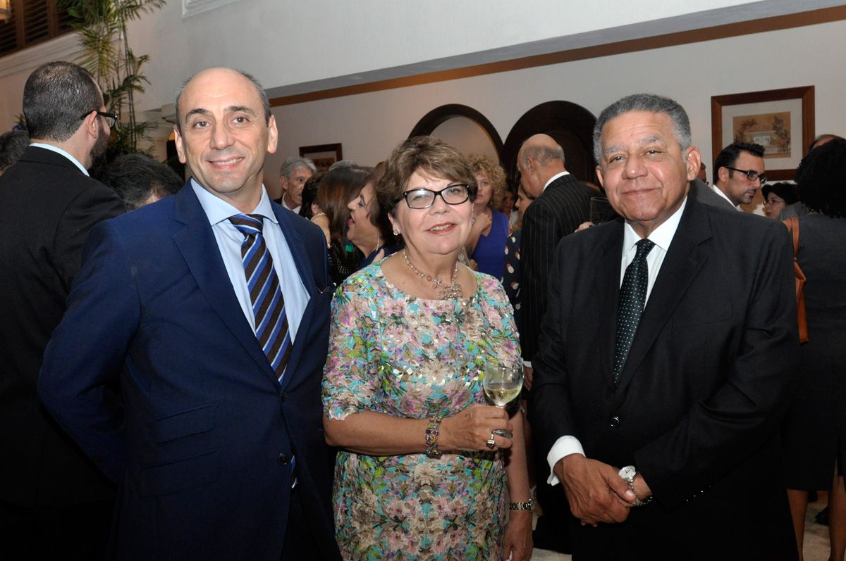 Gobierno Francés condecora a Magaly Caram