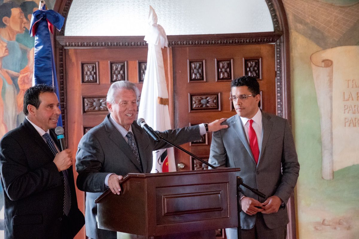 John Maxwell es reconocido por alcalde David Collado