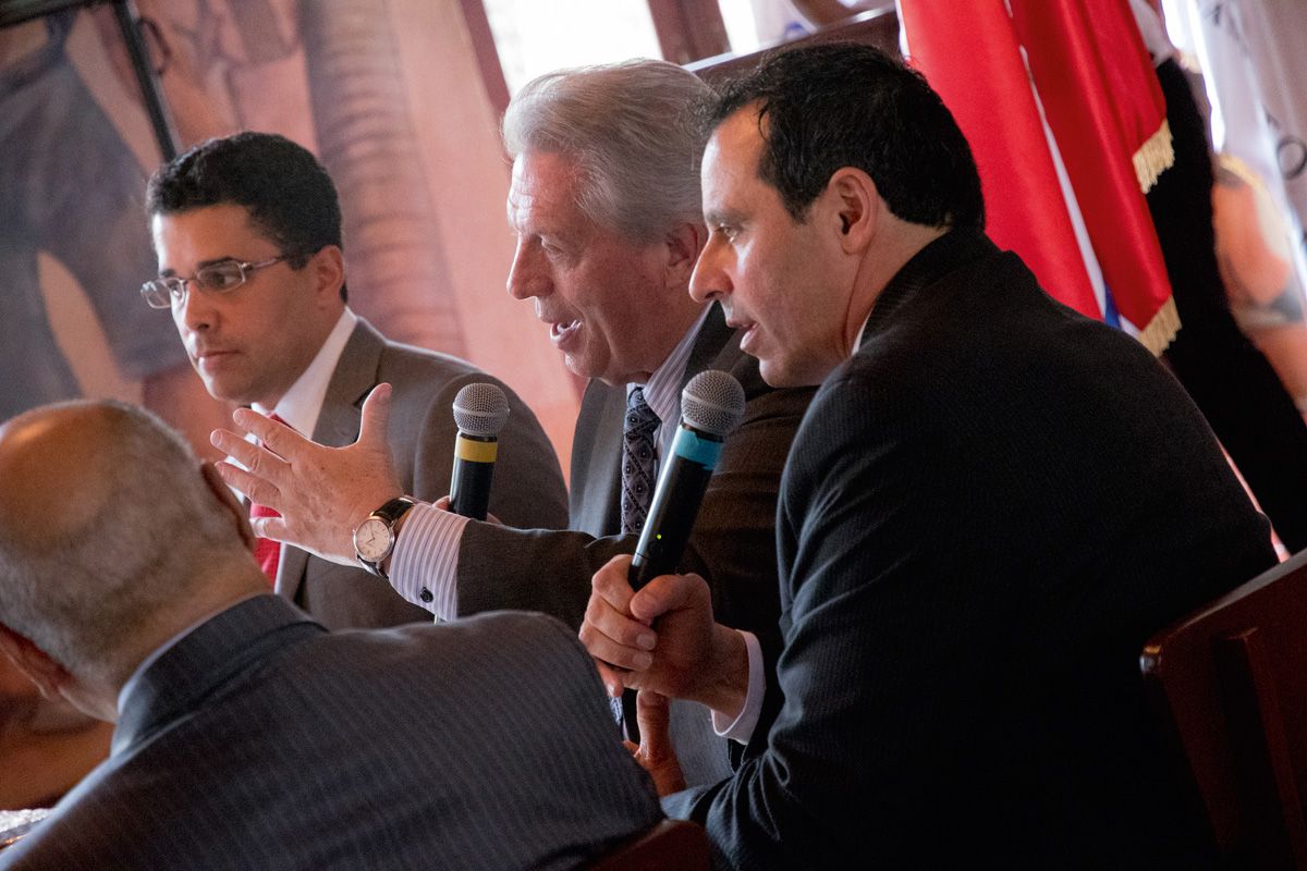 John Maxwell es reconocido por alcalde David Collado