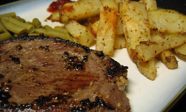 Anthony-Bourdain-Bife-a-la-pimienta-1 - Ritmo Social