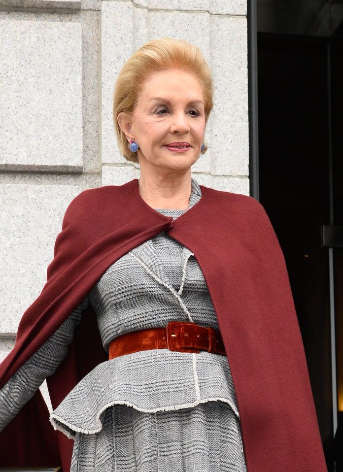 El estilo de Carolina Herrera, como marca y como persona es sinónimo de elegancia atemporal. La diseñadora venezolana ha creado una casa de moda icónica con un legado sin precedentes, poniendo así en alto la bandera venezolana como una de las mujeres más importantes del mundo de la moda.