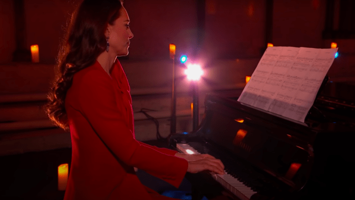 Kate Middleton tocando piano