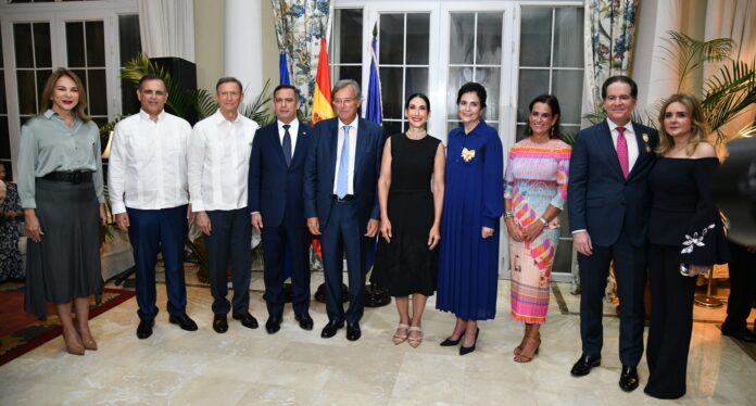 Embajador de España y su esposa, acompañados de ministros, los condecorados y la Primera Dama, Raquel Arbaje.