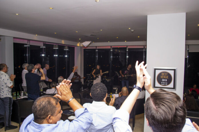 2.- Fiesta Sunset Jazz - Grupo tocando y publico aplaudiendo Fiesta Sunset Jazz