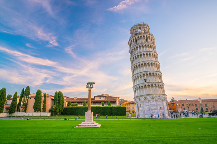 The,Leaning,Tower,In,A,Sunny,Day,In,Pisa,,Italy.