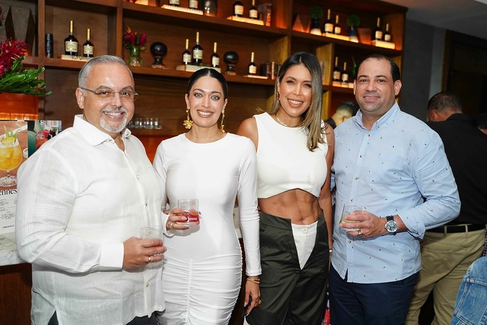 8. Javier Carmona Pérez, Carola Carmona, Sabrina Córdova y Manuel Del Villar.