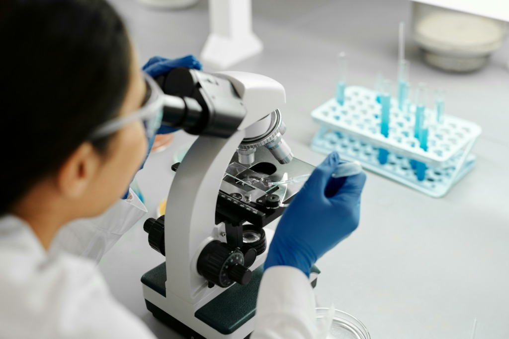 Biohacking: el poder de optimizar la mente y el cuerpo para estar más saludables todo el tiempo 1 pexels edward jenner 4031416