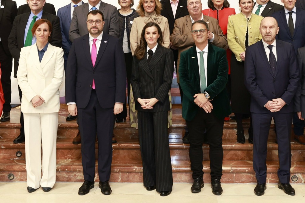 La reina Letizia se suma a la tendencia del traje sastre masculino, muy femenino 1 La reina Letizia se suma a la tendencia del traje sastre masculino, muy femenino
