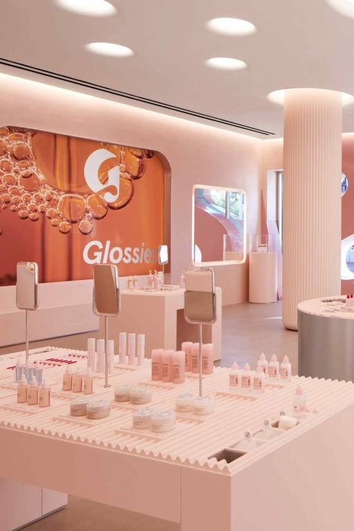 Glossier Flagship: Un santuario rosa para la belleza y el placer de consentirse 4 Glossier partners with LVMH owned SephoraFall Beauty 2022 News The Impression 010 scaled 2