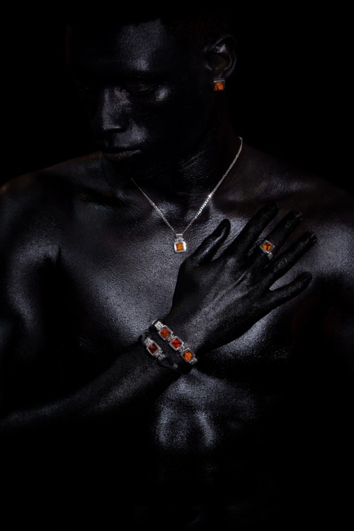 Sócrates Mckinney y Laura Tosato lanzan colección de Joyas "MER" 5 MCK00131