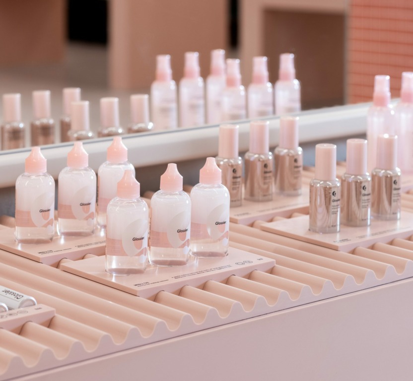 Glossier Flagship: Un santuario rosa para la belleza y el placer de consentirse 3 glossier seattle store dezeen 2364 col 3