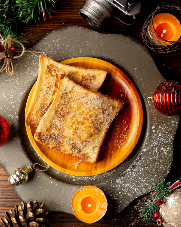 La torrija, entre tradición e innovación: el dulce español que conquista la Semana Santa 3 french toasts wooden plate
