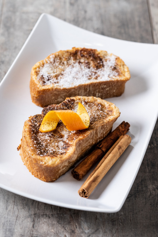 La torrija, entre tradición e innovación: el dulce español que conquista la Semana Santa 2 traditional homemade spanish torrijas decorated with cinnamon orange peel wooden table 2