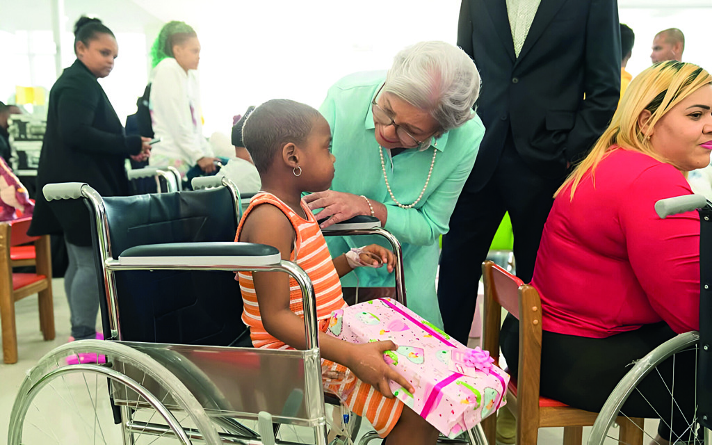 Candida Mejia entregando presente a una de las pacientes del INCART