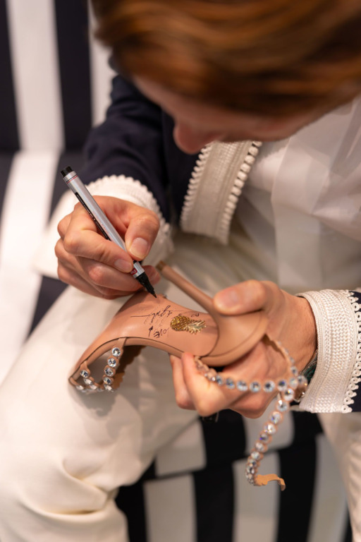 Edgardo Osorio Ceo de Aquazzura: "cuando una mujer adquiere un par de mis creaciones quiero que se sienta como si estuviera de vacaciones" 9 Edgardo Osorio Signing Aquazzura Shoes b29b83713b