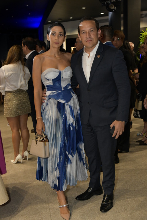 Autozama reinaugura su showroom con elegancia y visión de futuro 3 Edith Perez y Yasser Gomez