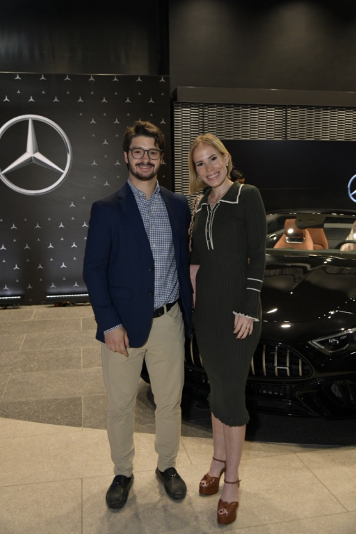 Autozama reinaugura su showroom con elegancia y visión de futuro 14 Francisco Sureda y Olympia Brown