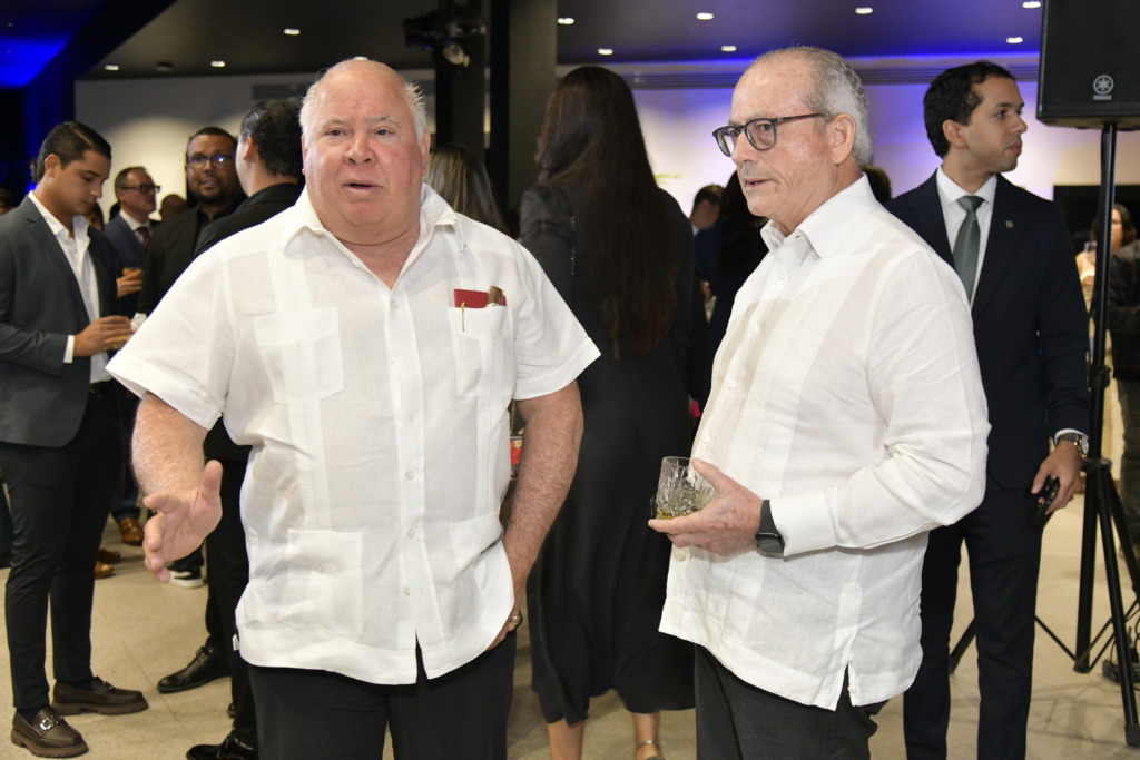 Autozama reinaugura su showroom con elegancia y visión de futuro 2 JCP2524