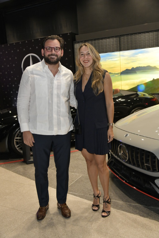Autozama reinaugura su showroom con elegancia y visión de futuro 13 Luis Guillermo Diaz y Daniella Betances JPG