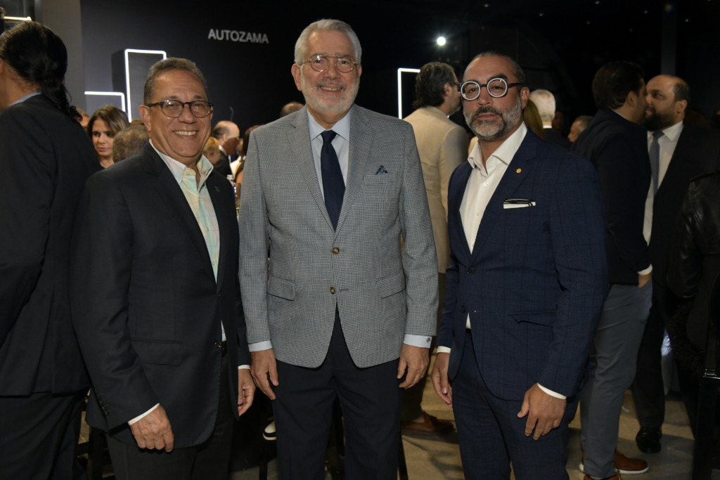 Autozama reinaugura su showroom con elegancia y visión de futuro 12 Manuel Matos Enrique Valzdez y Alejandro Pimentel JPG