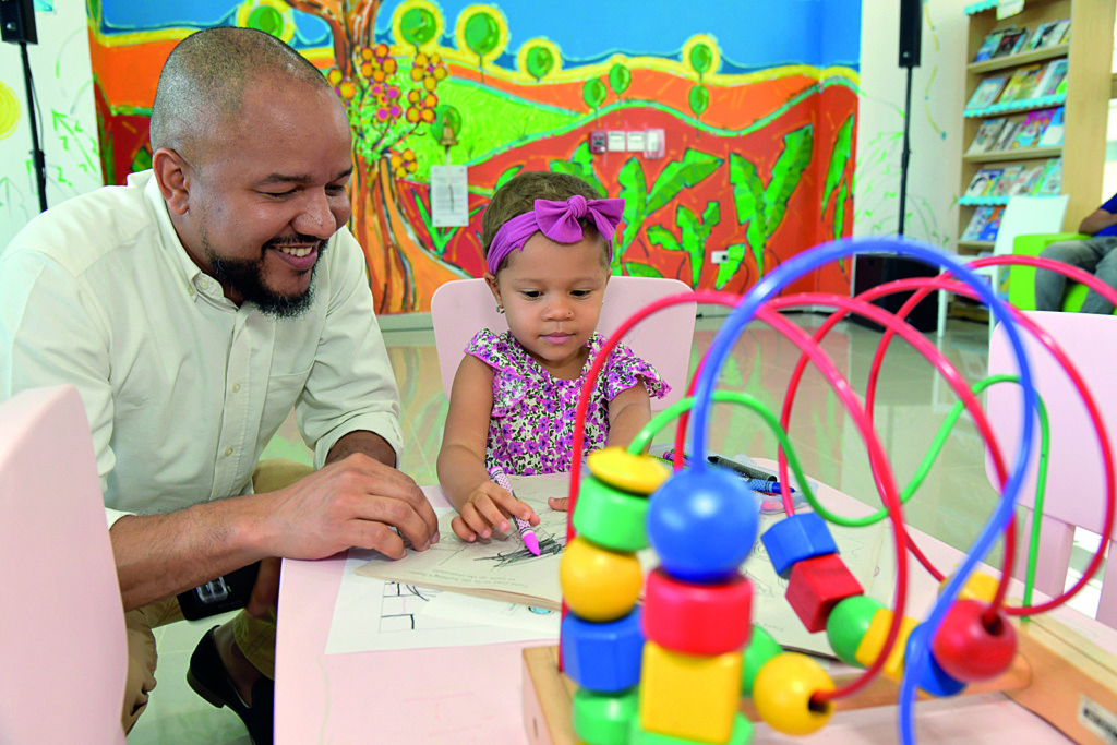 Padre e hija dibujando juntos 1 1