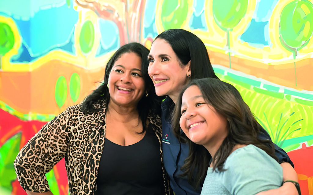 Primera dama Raquel Arbaje junto a asistentes a la presentacion 1