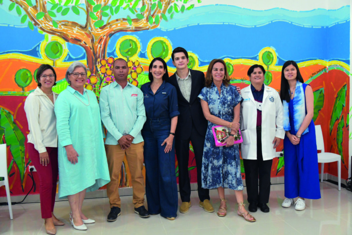 Principal. Yokasta Delmonte, Cándida Mejía, Gerardo González, Primera dama Raquel Arbaje, Sergio Blanco, Rosanna Rivera, Dra. Wendy Gómez y Charlotte Orcel