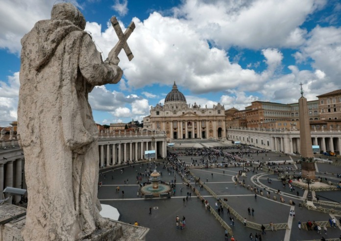 Plaza de San Pedro (Piazza San Pietro) en la Ciudad del Vaticano, Roma, Italia.