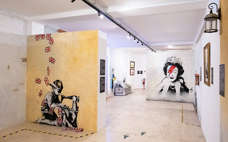El artista callejero Banksy vuelve a las calles con una nueva obra: un faro y una frase 2 d7abc69450e46237b1fb69867855c7ab 19419 lisbon tickets to the world of banksy immersive art experience in lisbon 05