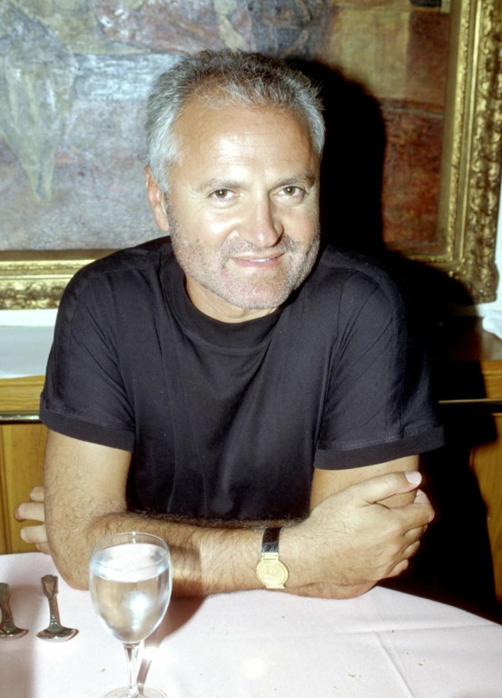 Gianni Versace: El diseñador atrevido que alababa la figura femenina 2 el disenCC83ador de moda gianni versace