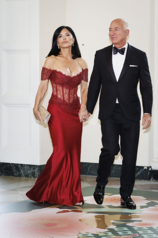 Una boda millonaria en Venecia: Jeff Bezos y Lauren Sánchez se preparan para darse el 'sí, quiero' en una celebración de tres días que reunirá a la élite, y cuyo contrato prenupcial protege al multimillonario. 1 Jeff Bezos y Lauren Sánchez