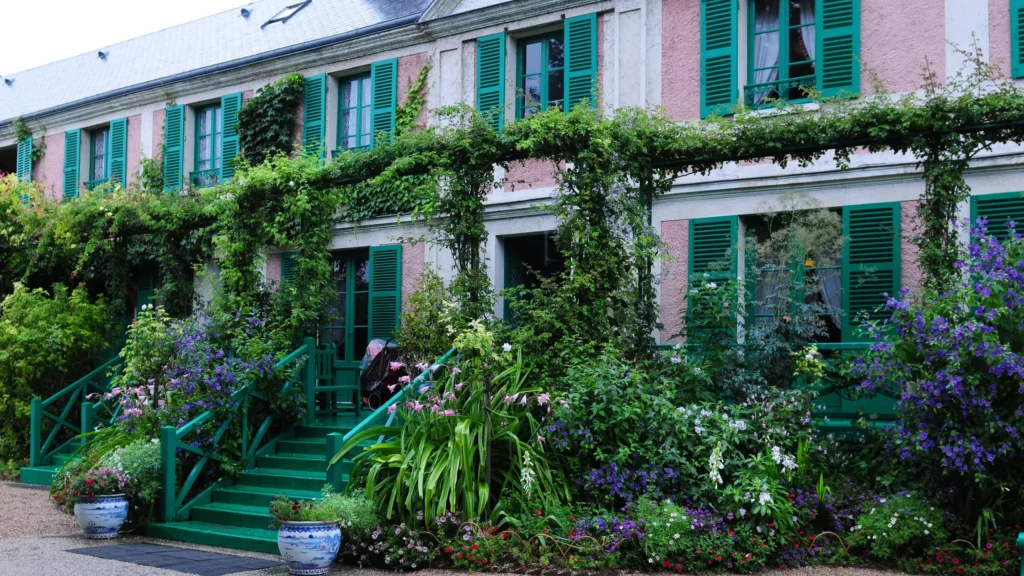 Estancias con historia: Alojamientos de figuras icónicas que puedes arrendar 4 La casa de Claude Monet