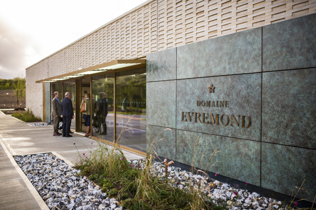 Domaine Evremond: Esa primera vez en el Jardín de Vinos de Inglaterra Parte 2 3 Outside cellar door 2