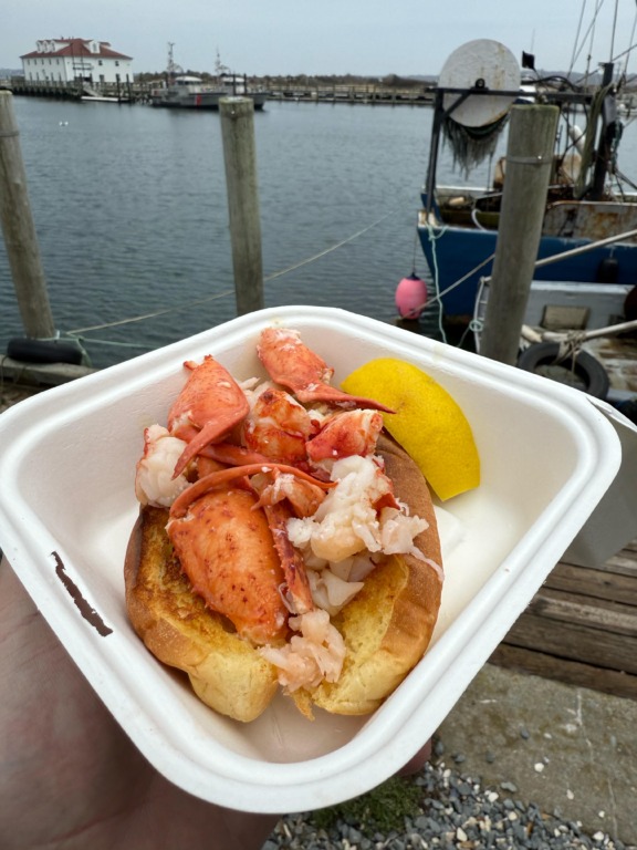 3 TESOROS DE MARTHA'S VINEYARD 3 lobster roll Menemsha fish market