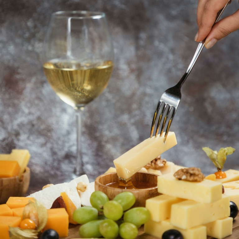 Vinos y quesos; cómo combinarlos para vivir una experiencia exquisita 5 pexels farhad 19239123