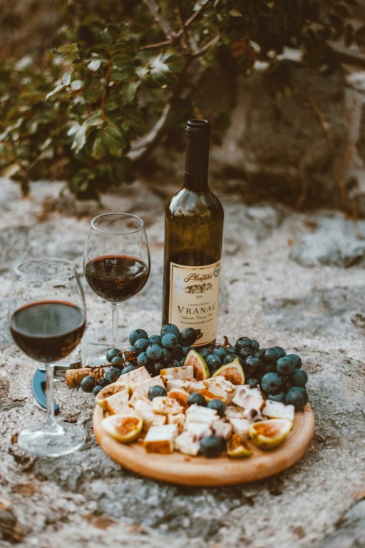Vinos y quesos; cómo combinarlos para vivir una experiencia exquisita 2 pexels roman odintsov 5667613