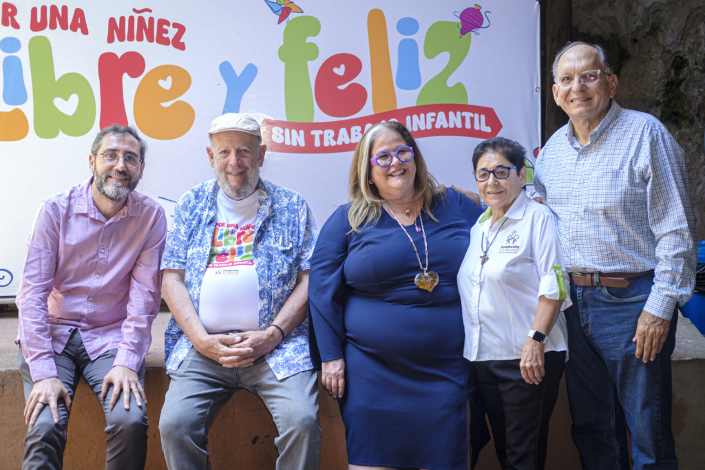 Fundación La Merced lanza innovadora plataforma digital: un juego para sensibilizar y donar para la lucha contra el trabajo infantil 1 2. Padre Santi Freddy Ginebra Lil Esteva Sor Pilar y Tino Deon