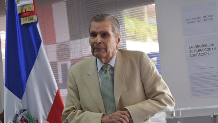 El-afamado-arquitecto-Benjamin-Paiewonsky-dicto-charla-acerca-de-la-ecologia-en-el-pais-al-personal-del-Defensor-del-Pueblo-min copy